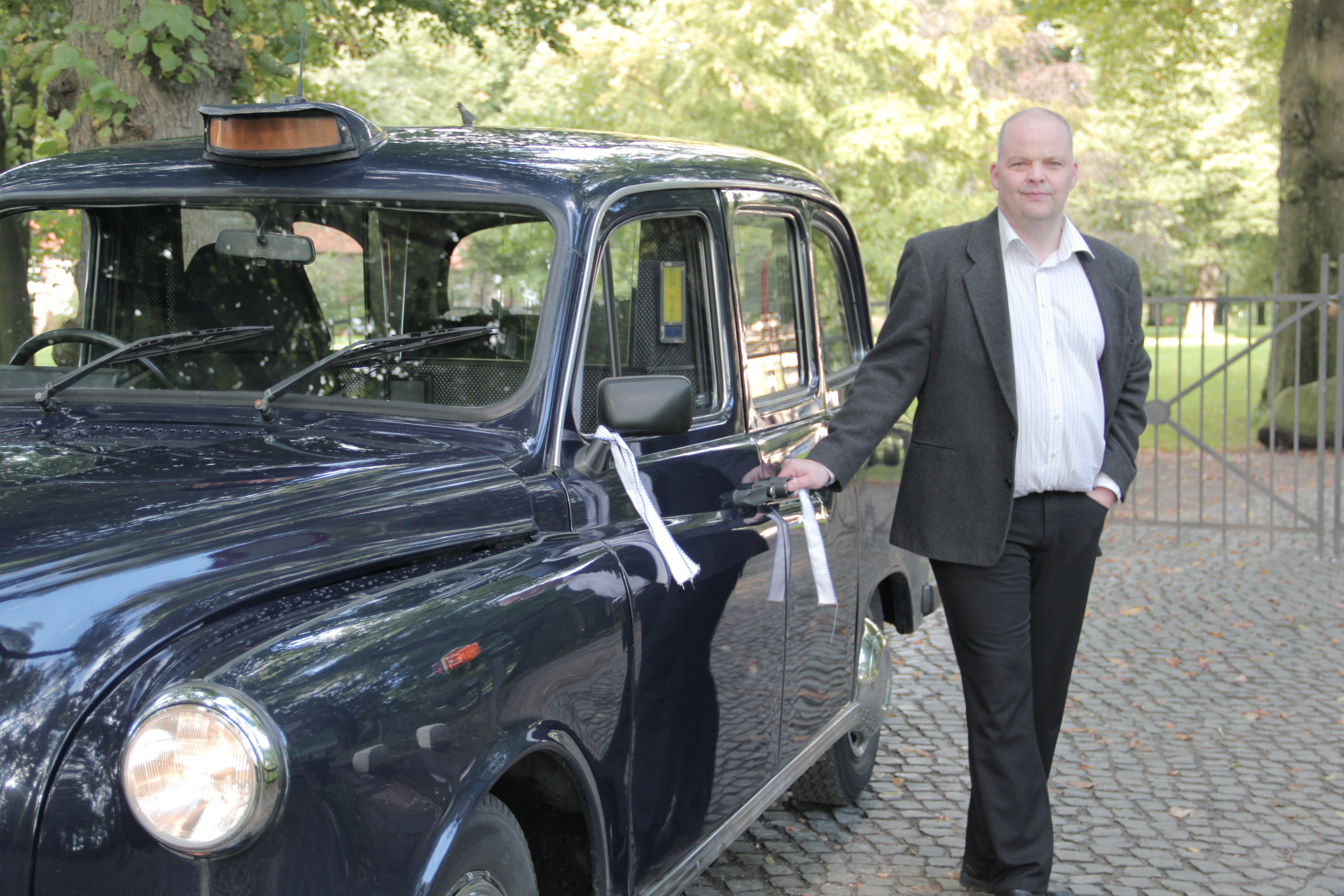 Robert Mönnigmann vor einem Londontaxi